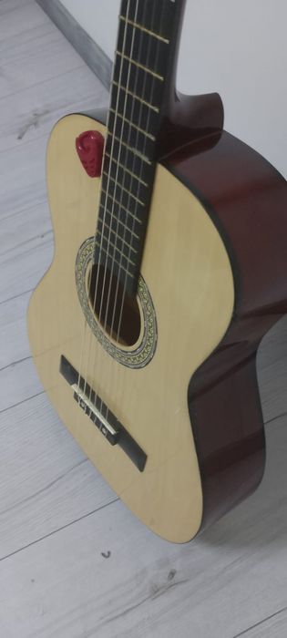 Vând chitara  Flame CG821 NT