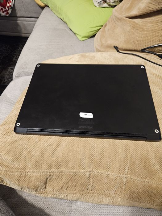 Лаптоп Microsoft surface 4, не работрща батерия