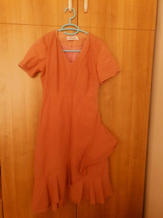 Розова рокля с волани