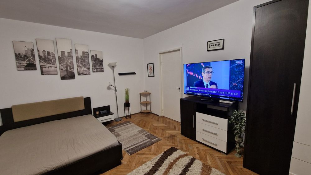 Proprietar, închiriez apartament cu 2 camere confort mărit,  decomandat, et. 3/4, zonă semicentrală (Plopilor vechi) cu garaj.