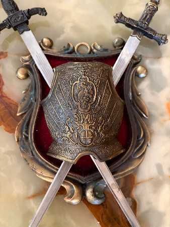 Panoplie cu tematică heraldică și militară.