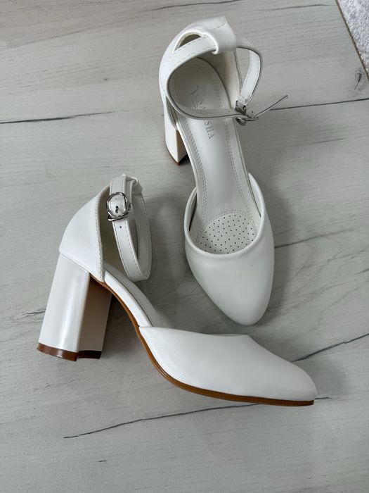 Туфли белые на каблуке