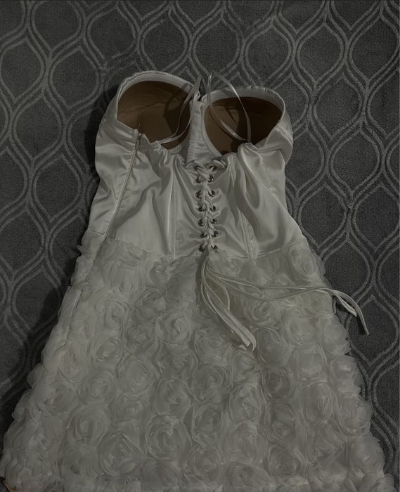 Къса бяла рокля.