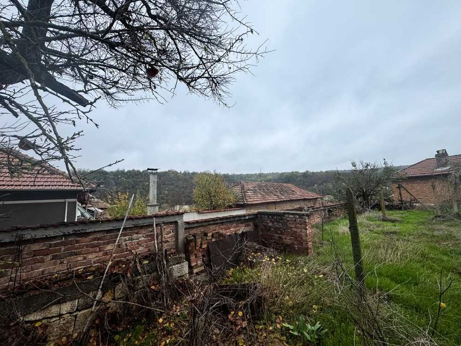 Kъща с 3 спални, гараж и стопански постройки в живописното село Червен