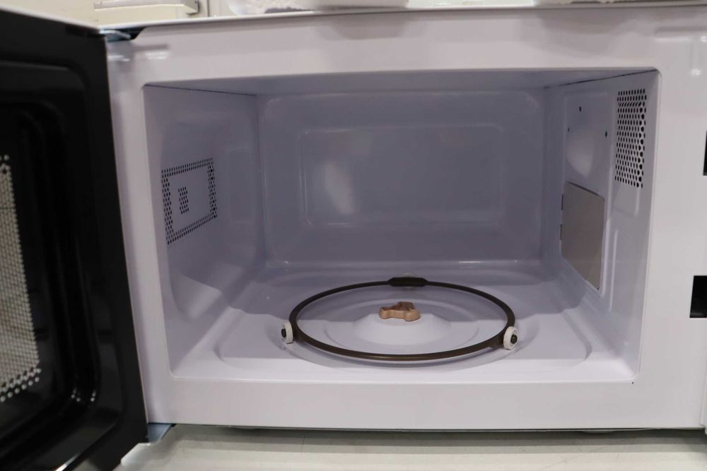 Микровълнова фурна Comfee, 20L, 700W бяла