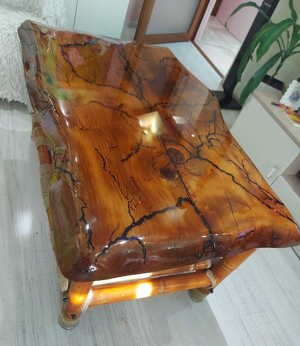 Холна маса от масивно дърво с лед ефекти и крака от бамбук.