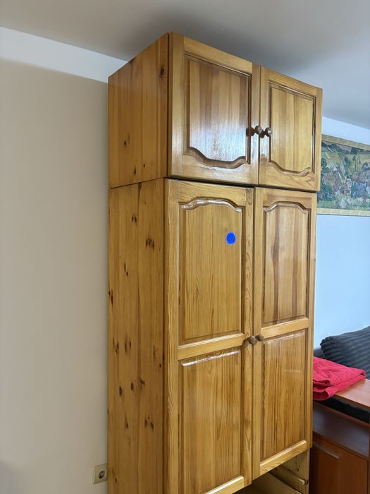 Дървен гардероб кафяв