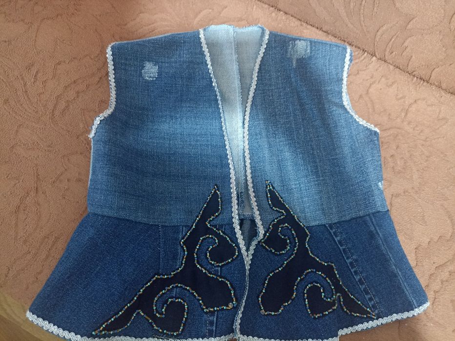 Стилизованные джинсовые жилетки