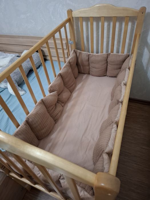 Кровать с бортиками и матрацем