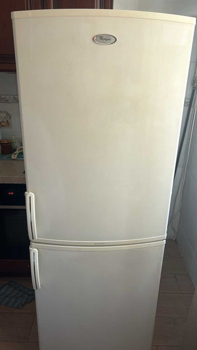 Продам холодильник 2-х камерный Whirlpool (не исправный)