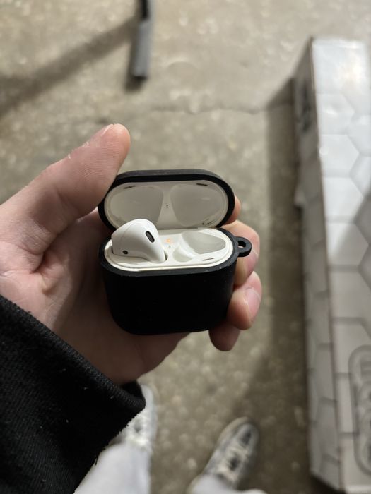 Air pods 2 тоько левый,правый надо чинить