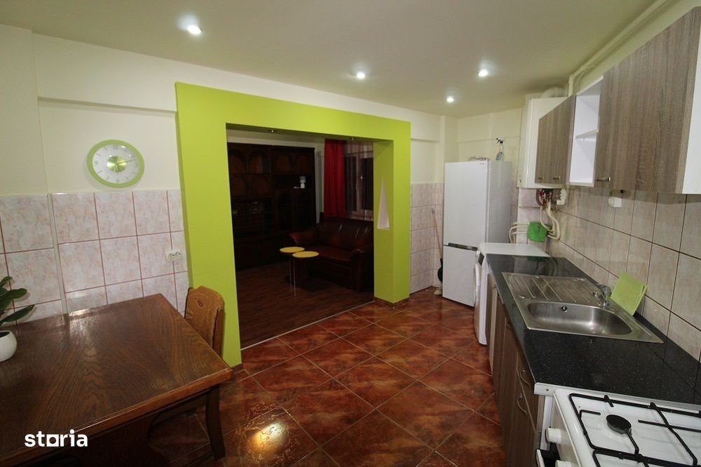 Vând apartament 4 camere în Hunedoara, Micro5/1-Poștă, parter înalt...