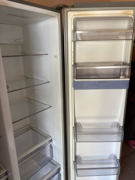 Frigider side by side Medion