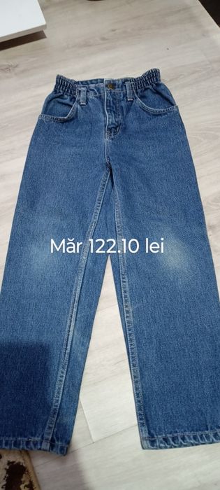 Vând blugi preț mic.