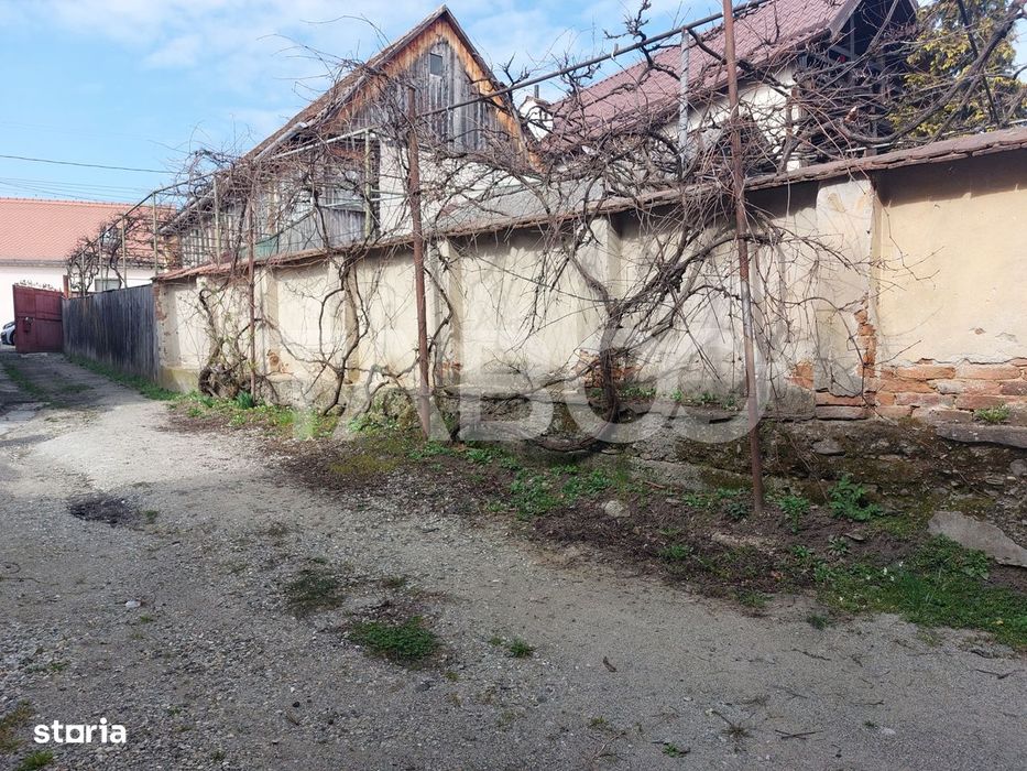 Casa 58 mp cu gradina 300 mp pet friendly central Cisnadioara