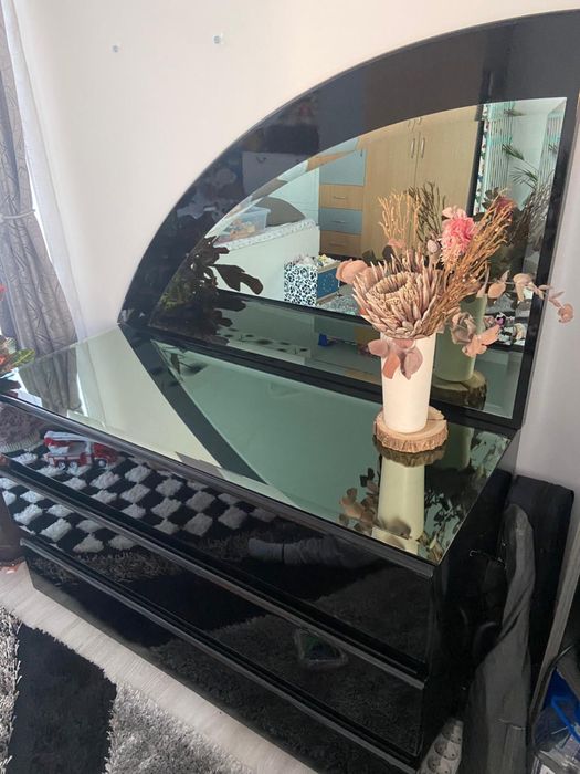 Vand comoda oglinda finuta.