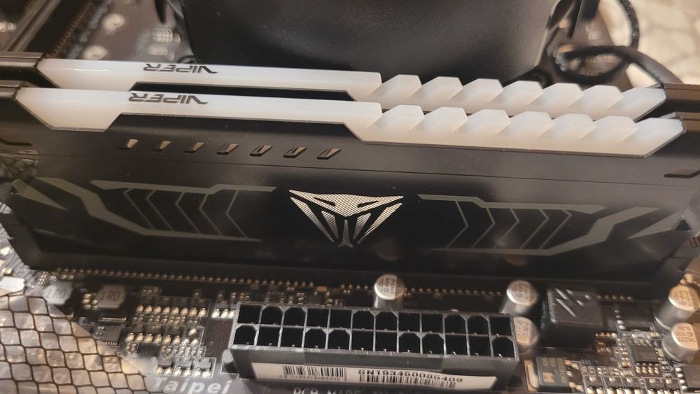 Patriot Memorie DDR4 3000 MHz 16 GB (2x8 GB) Viper LED DRAM Kit - Red