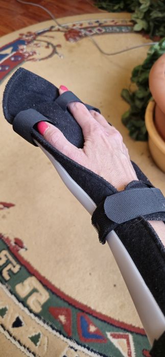 Дясна шина за ръка