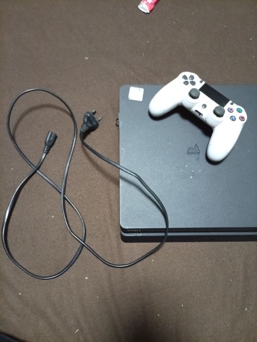 PS4 slim + controler