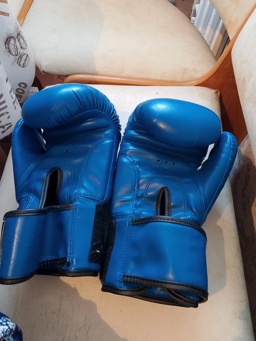 Продам боксерски шлем за 5000 и перчатки  1500