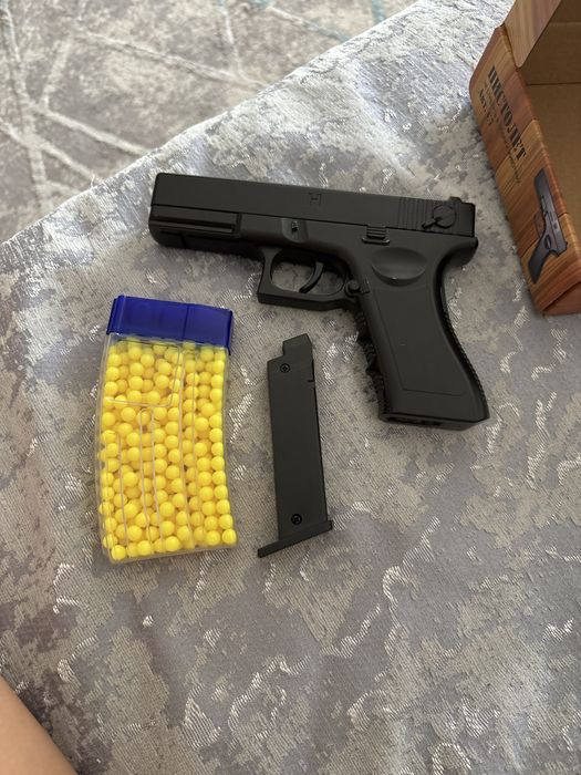 продаю игрушечныи пистолет 12+