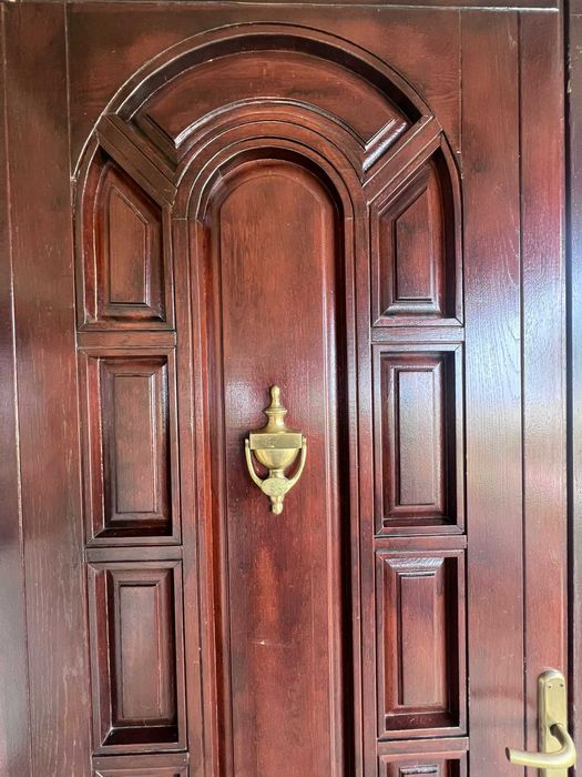 Ușă de intrare din stejar masiv, cu parte laterală vitrată, fără toc.