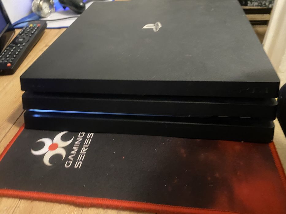 Ps 4 pro, cu doua joystickuri si 2 jocuri si un joc digital