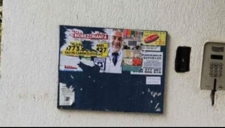 Lipim afise la intrarea in bloc