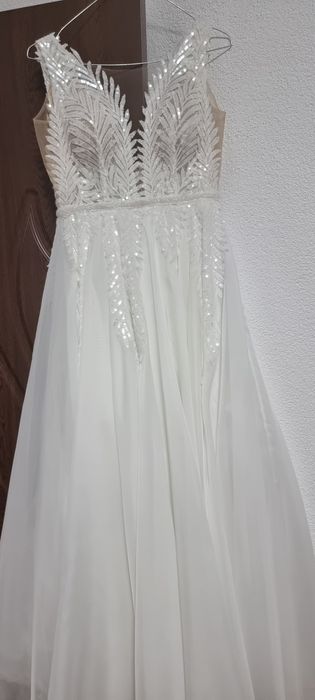 Продавам блческа рокля