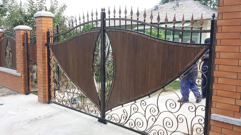 Porți, garduri și balcoane din fier forjat