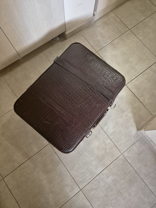 Продавам куфар запазен