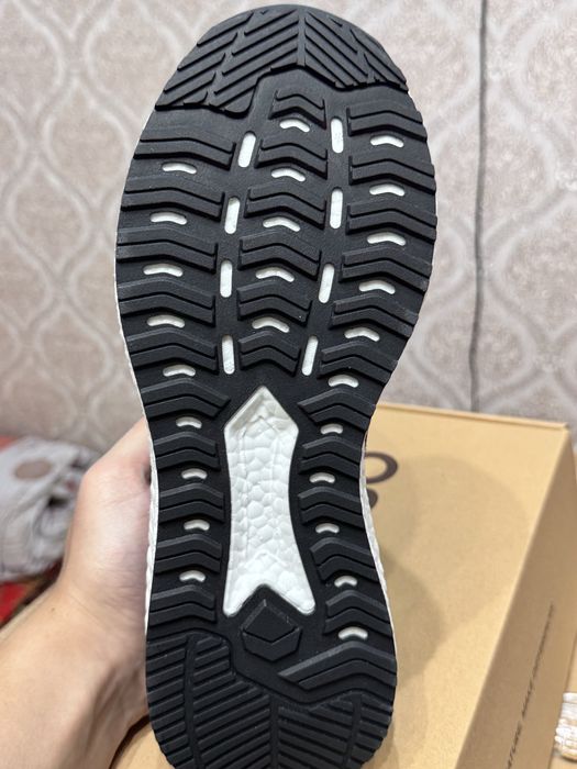 Кроссовки спортивные