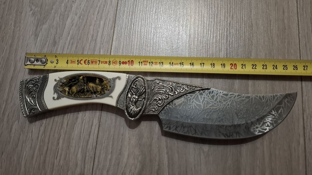 Cuțit decorativ cu lamă gravată, mâner ornamentat – piesă de colecție