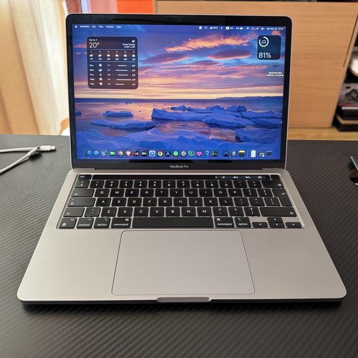 MacBook pro M2 2022 модел като нов