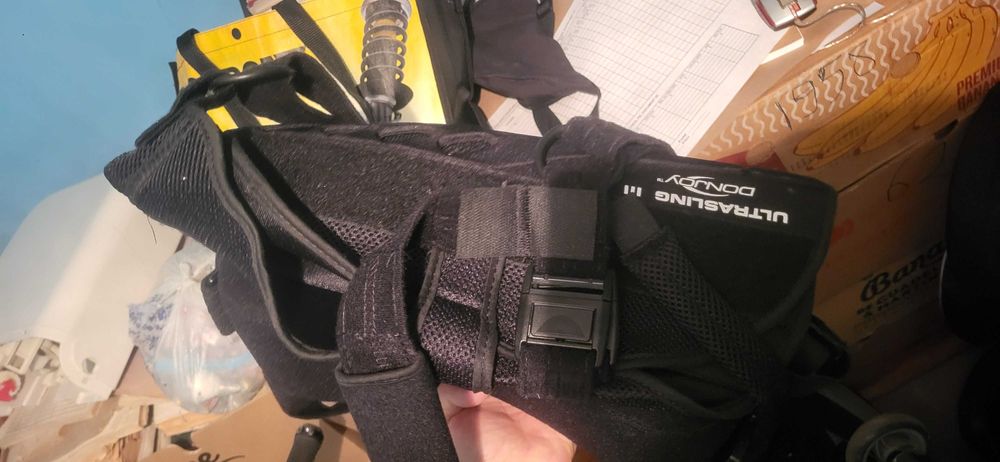 Orteză Umăr DonJoy UltraSling III – Profesională, Imobilizare Post-Operatorie, Stare Excelentă
