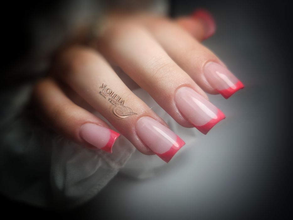 Manichiura unghii cu gel