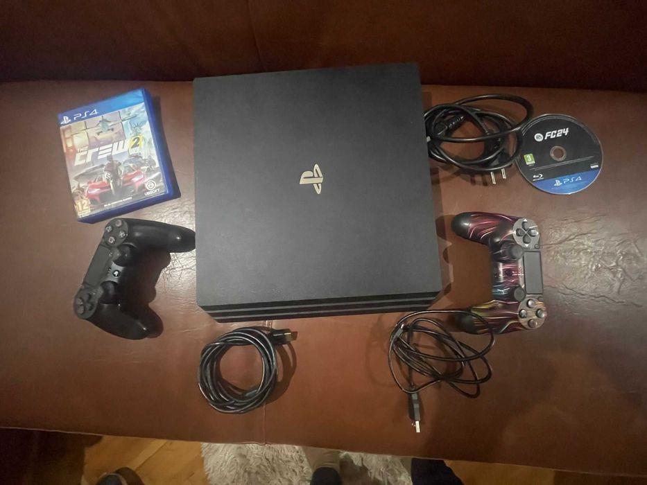 playstation 4 PRO  2 controlere + 3 jocuri (FIFA , THE CREW 2, FORNITE