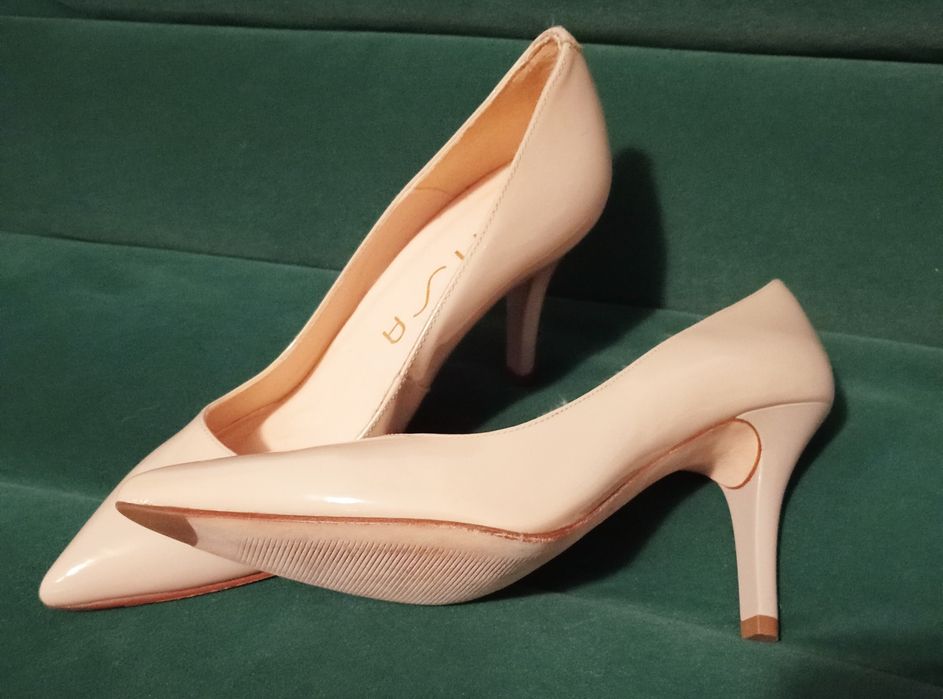 Pantofi,noi,cu mici zgârieturi,