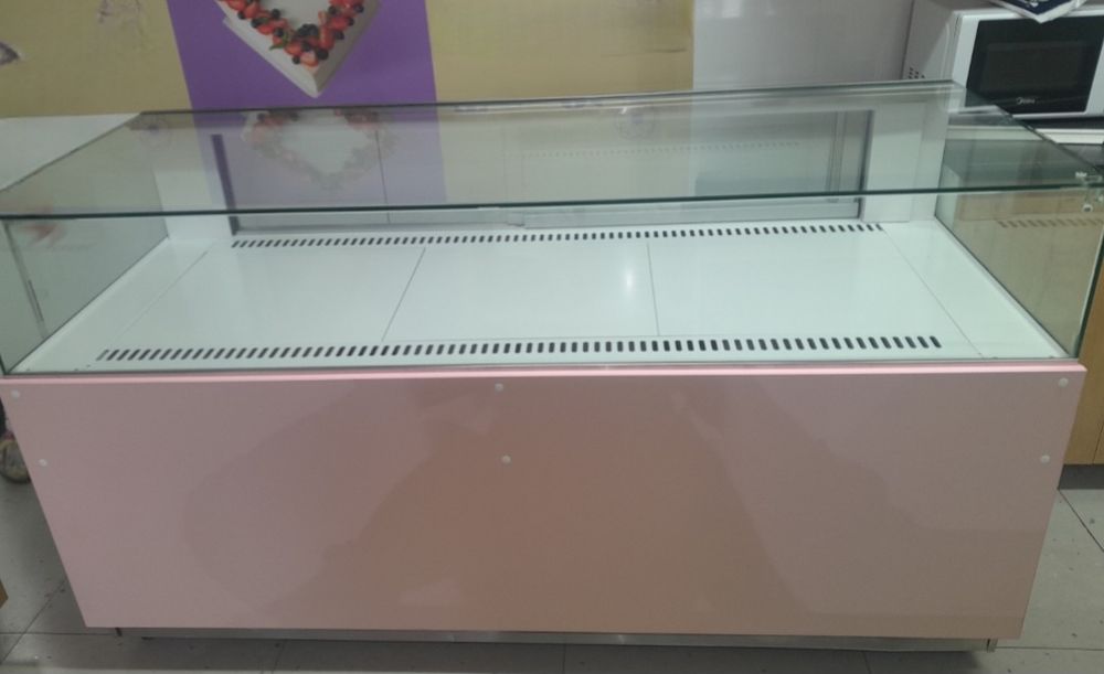 Продам витрину кондитерскую