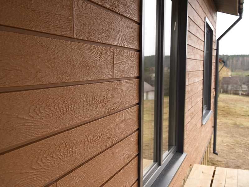 Сайдинг Карьяла под дерево. Металлочерепица, софиты, водосток.