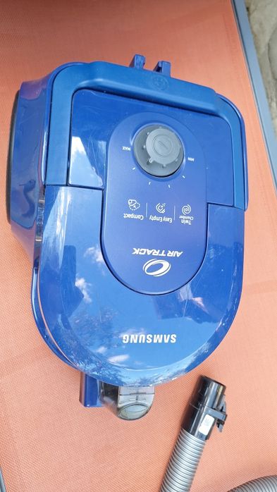 Aspirator Samsung fara sac, cu variator de putere