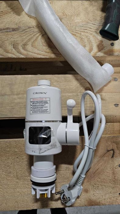 Водонагревател Crown CIHF-3000V