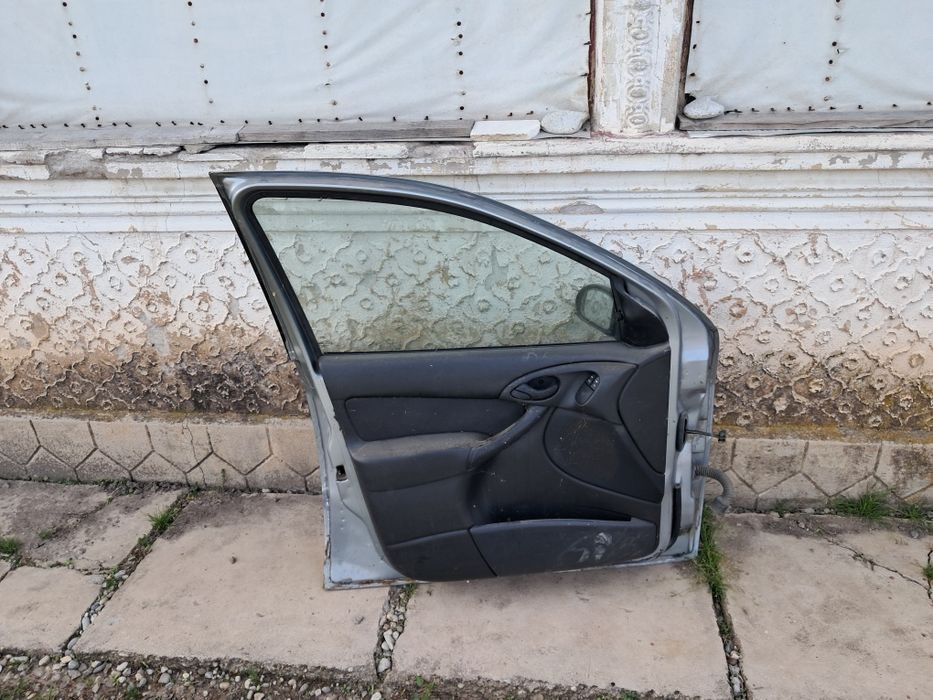 Vând usa stanga fata ford focus mk1 din 2003