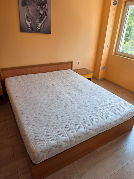 Спалня с подматрачна рамка и матрак с размери 160/200