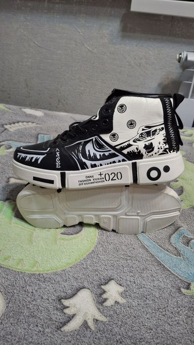 Кроссовки новые.