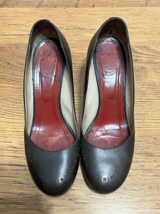 Продам туфли на каблука Bally
