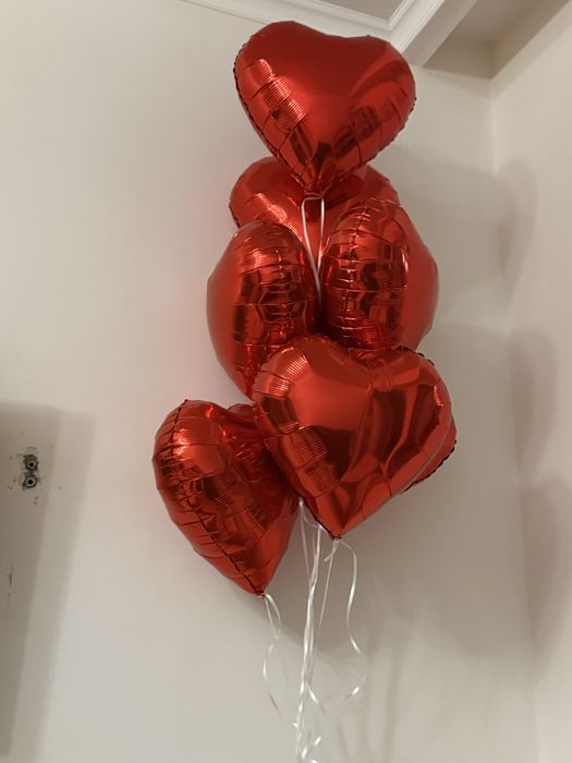 Шарики и букет цветоа