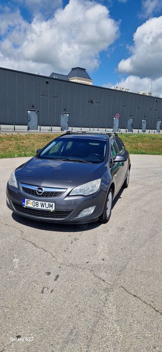 Vând Opel astra j