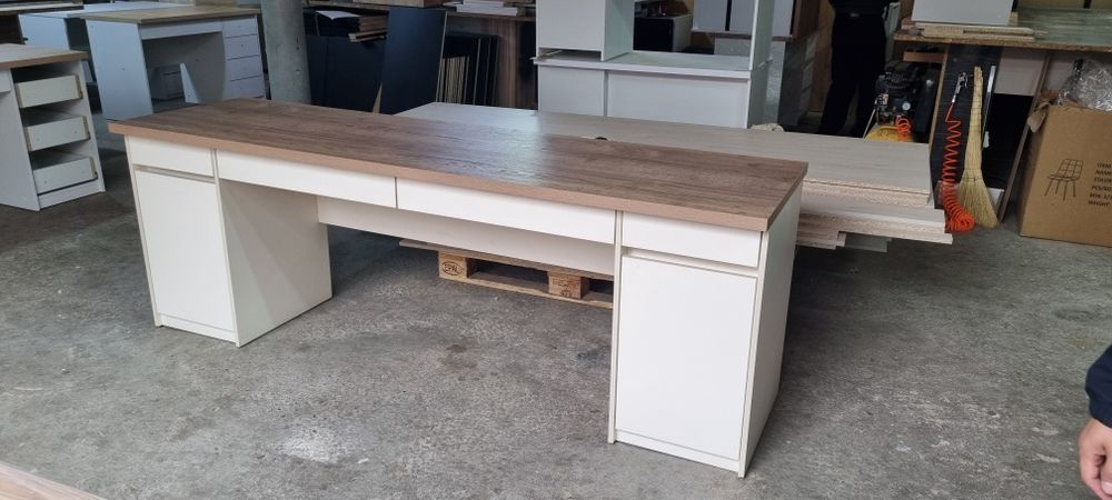 Столы двухтумбовые,  письменные.