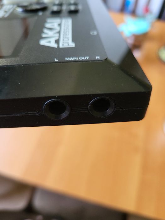 Akai mpx 8 (семплер)